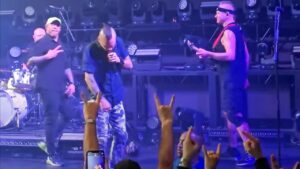 Killswitch Engage : Howard Jones rejoint le groupe sur scène pour interpréter The Signal Fire lors d’un récent concert aux États-Unis