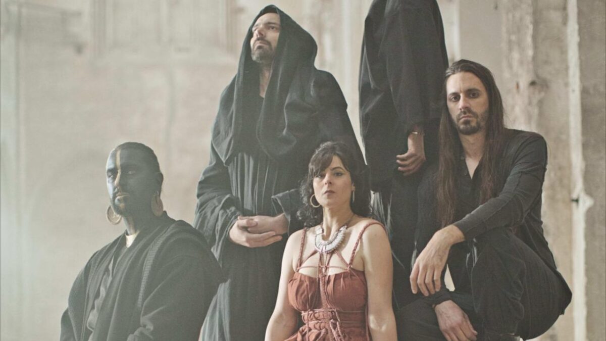 Un piano contre une pelleteuse : Igorrr sort Headbutt, nouveau single d’Amen