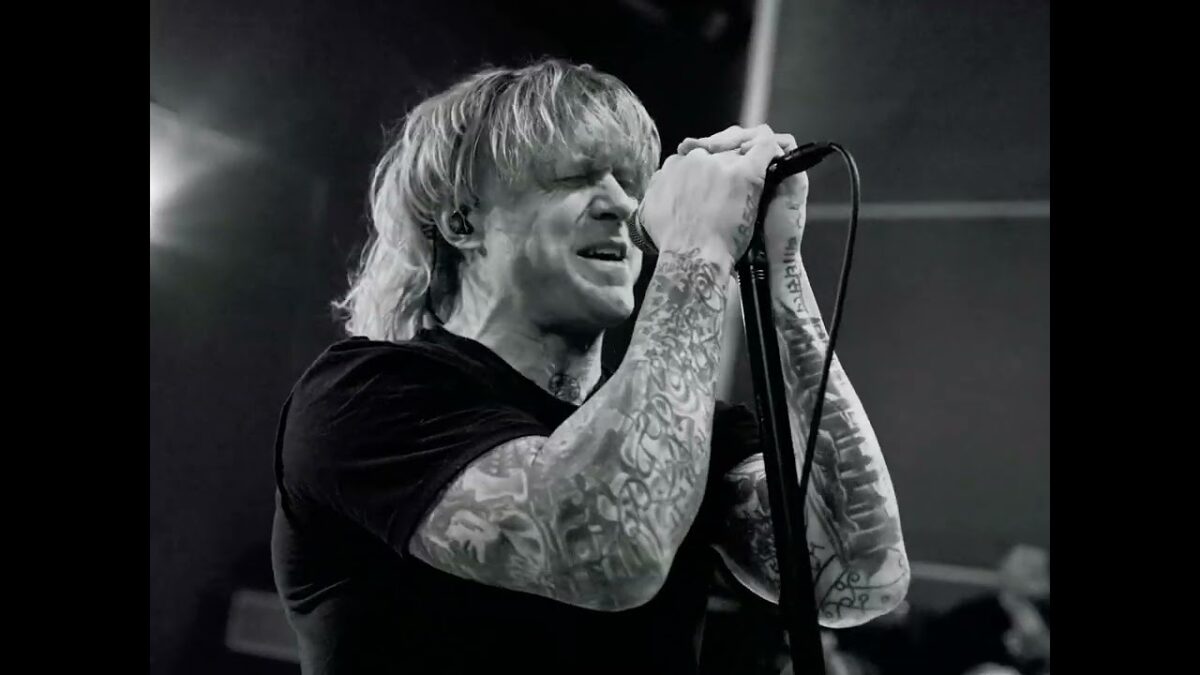 Immergez-vous dans l’intensité de King 810 grâce à son nouveau clip brut pour Headshot