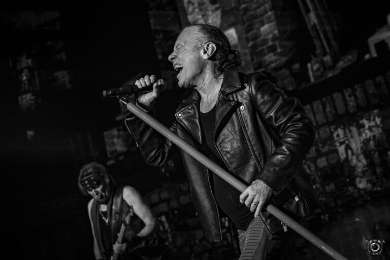 “Vous pouvez avoir tout l’argent du monde, si vous n’avez ni respect ni intégrité, alors il ne vous reste que votre compte en banque” : Bruce Dickinson (Iron Maiden) met en garde les artistes