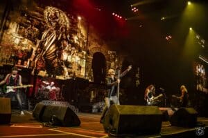 “Il ne cherche pas à être Nicko” : Bruce Dickinson salue l’apport de Simon Dawson à Iron Maiden