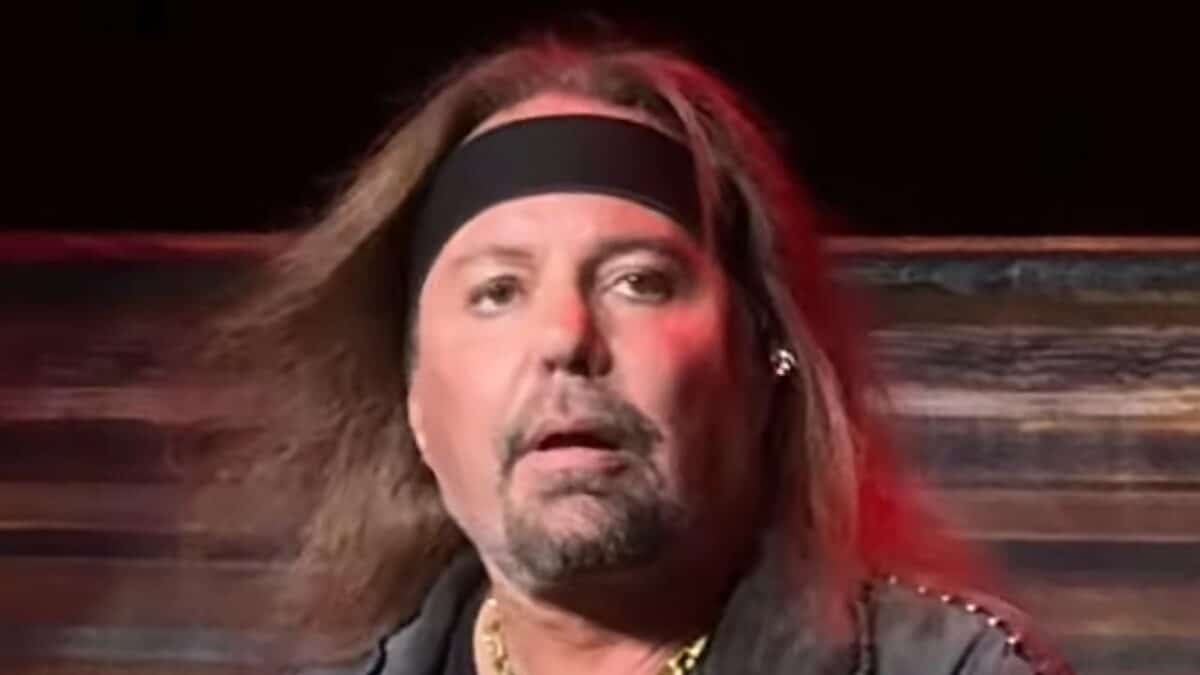 « J’ai dû réapprendre à marcher » : Vince Neil (Mötley Crüe) révèle avoir survécu à un AVC le soir de Noël