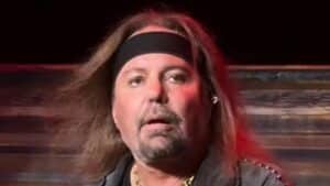 “J’ai dû réapprendre à marcher” : Vince Neil (Mötley Crüe) révèle avoir survécu à un AVC le soir de Noël