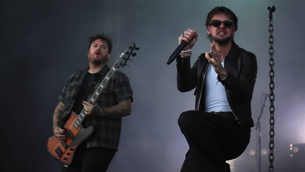 “Pour avancer, nous devons d’abord faire un pas en arrière” : While She Sleeps met sa carrière live en pause et annule toutes ses tournées