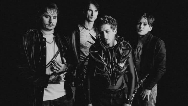 Ashen lance son premier album Chimera et part en tournée en France