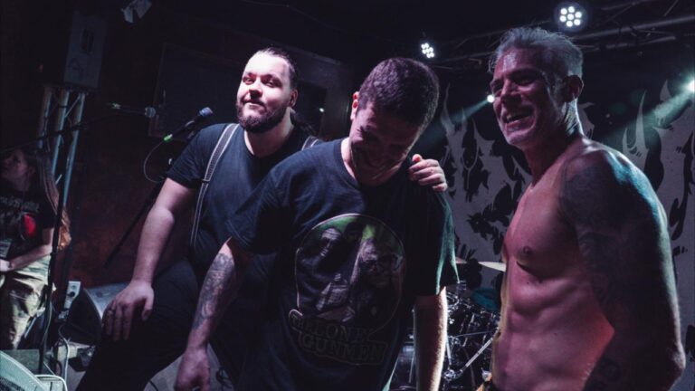 Death Whore en furie dans un bar nancéien : regardez leur nouveau clip live