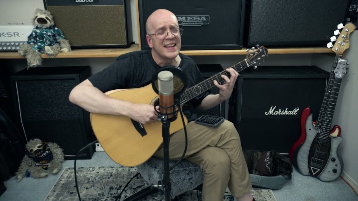 « Je chante un peu comme Marge Simpson » : Devin Townsend célèbre les 13 ans d’Epicloud avec une version acoustique de Divine