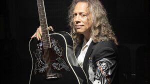 Metallica : Kirk Hammett sort la Raven avec Gibson, une guitare acoustique de collection