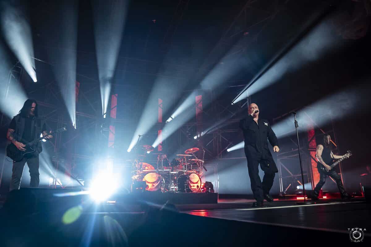 David Draiman en camisole & pyrotechnie : le show théâtral de Disturbed au Zénith de Paris