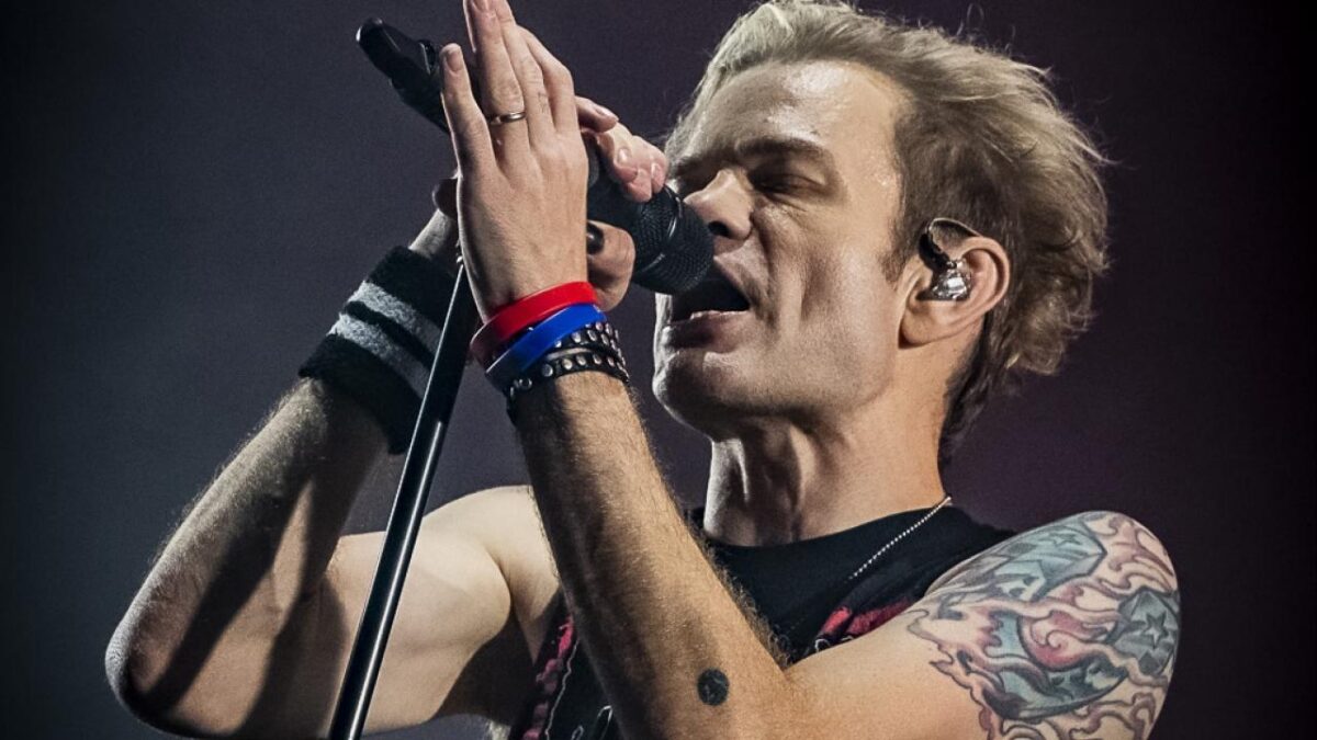 « J’aimerais faire une tournée acoustique » : Deryck Whibley (Sum 41) n’a pas dit son dernier mot