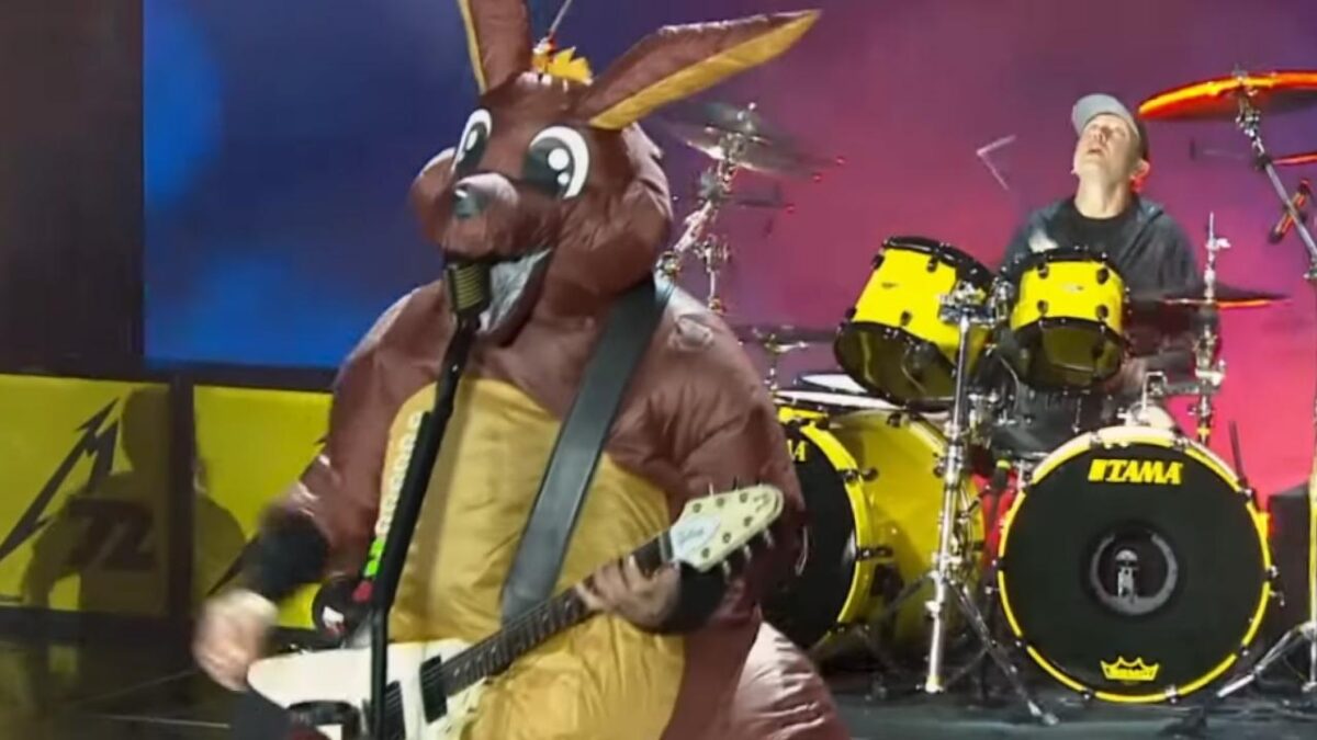 Metallica : James Hetfield joue For Whom The Bell Tolls en costume de kangourou