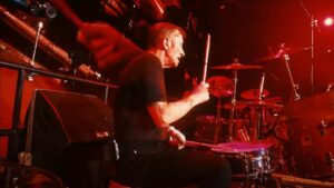 AC/DC poursuit sa tournée mondiale, Phil Rudd trace sa route avec Full Metal Orchestra