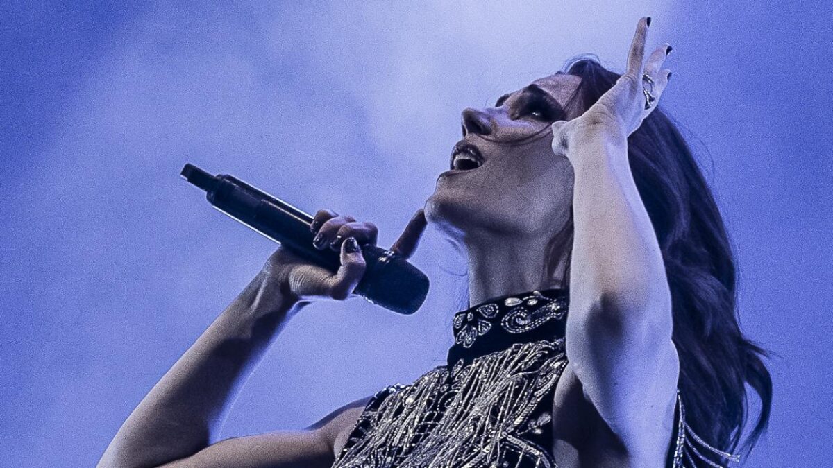 Epica reporte plusieurs concerts : la santé de Simone Simons “passe avant tout”