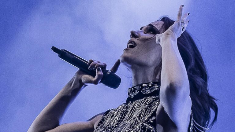 Epica reporte plusieurs concerts : la santé de Simone Simons “passe avant tout”