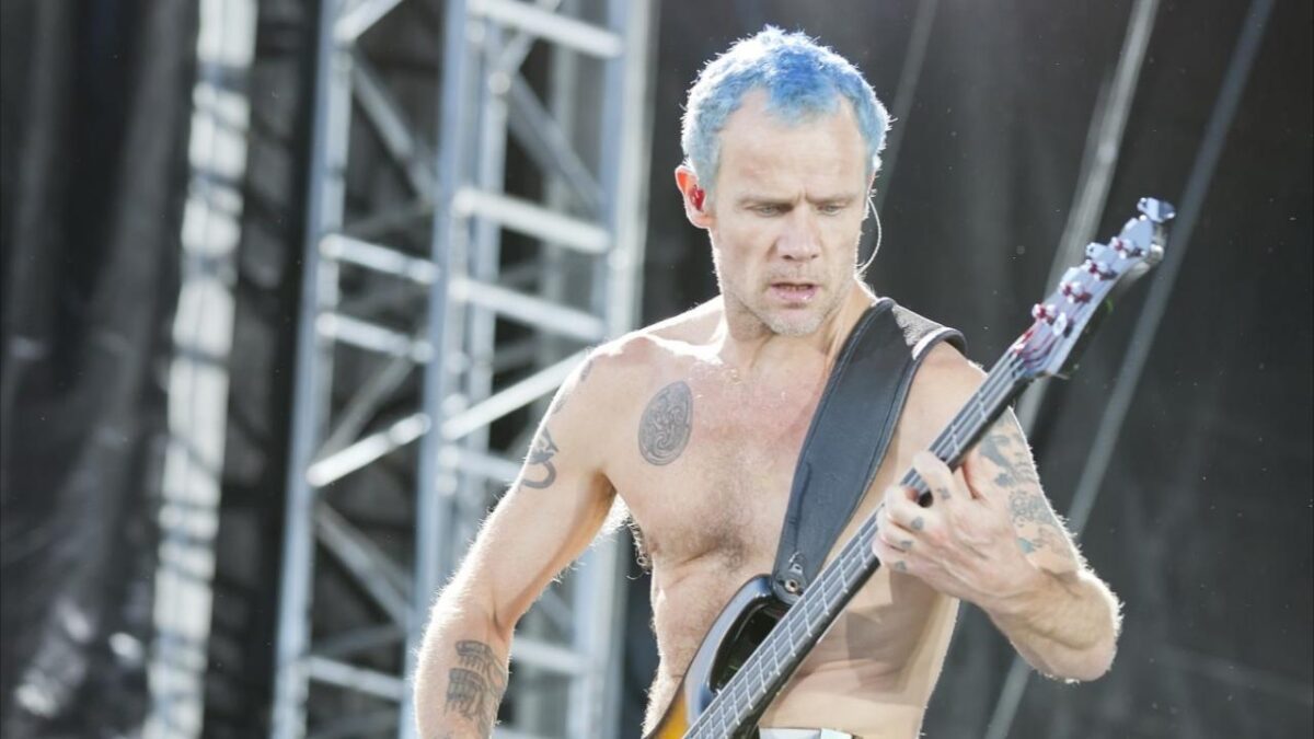 “On était juste déchaînés” : Flea (Red Hot Chili Peppers) se confie sur son adolescence débridée à Los Angeles