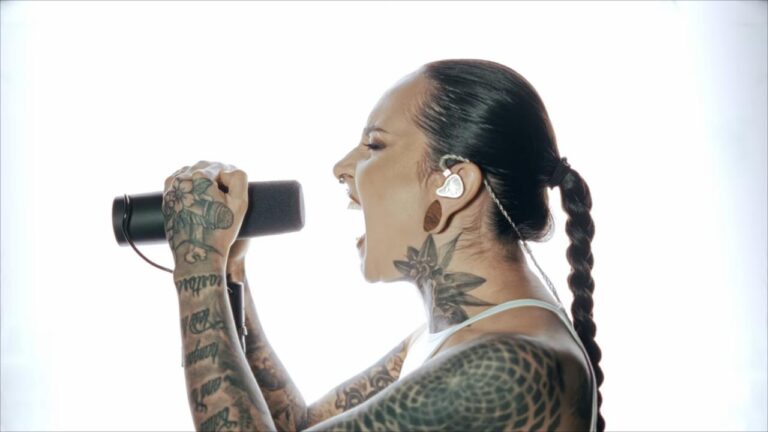 Jinjer : Tatiana Shmayluk brille dans une nouvelle vidéo “one take” du titre Duél