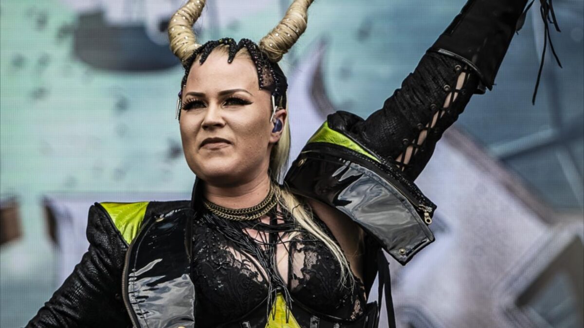 « Être honnête, même si c’est effrayant » : Noora Louhimo raconte son départ de Battle Beast