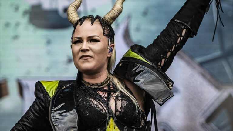 “Être honnête, même si c’est effrayant” : Noora Louhimo raconte son départ de Battle Beast