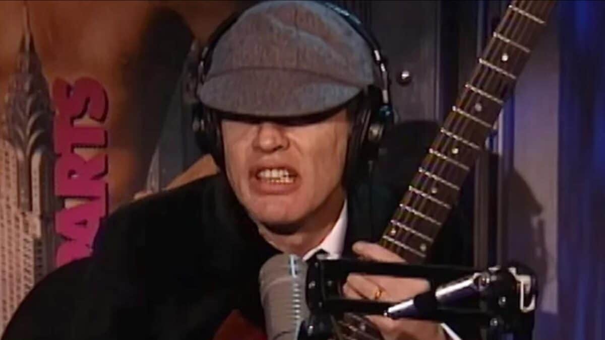 Angus Young (AC/DC) : « J’étais probablement l’un des nerds » — le guitariste raconte son enfance et ses débuts