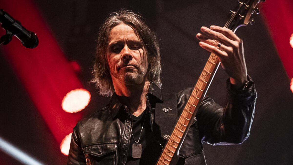 “Le cerveau humain va s’atrophier” : Myles Kennedy met en garde contre l’IA dans la musique