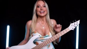 “Ça m’a poussée à tester de nouveaux sons” : Sophie Lloyd transforme Oasis à la guitare