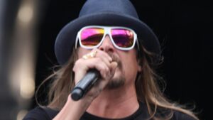 Après les critiques, Kid Rock affirme : “C’était un problème de synchronisation. Si ça avait été du playback, ça aurait été très facile à caler”