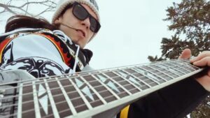 Megadeth : Teemu Mäntysaari joue Let There Be Shred sur une patinoire dans une vidéo aussi insolite que virtuose