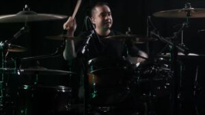 Erra : Alex Ballew dissèque Gore Of Being derrière les fûts dans un nouveau playthrough