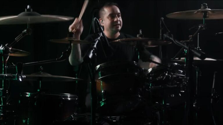 Erra : Alex Ballew dissèque Gore Of Being derrière les fûts dans un nouveau playthrough