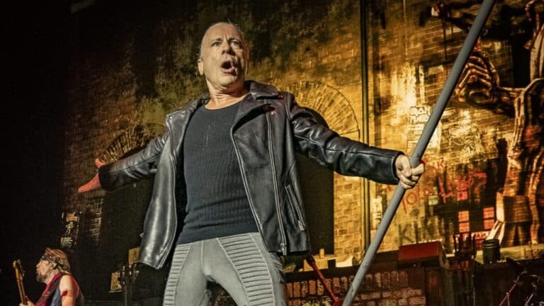 Iron Maiden dévoile la première bande-annonce du documentaire Burning Ambition