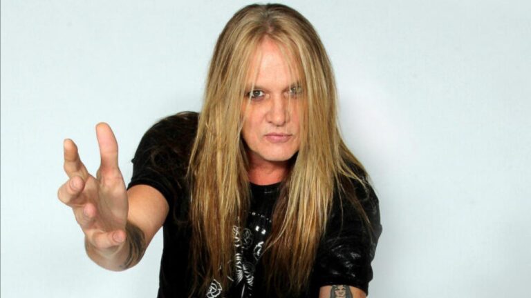 Sebastian Bach (futur chanteur de Twisted Sister) s’excuse pour sa relation avec Christina Applegate, alors âgée de 17 ans : “Je m’excuse si je l’ai blessée…”