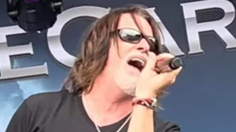 “Il s’est battu avec une force et un courage remarquables” : la voix de Boston, Tommy DeCarlo, s’est éteinte à 60 ans