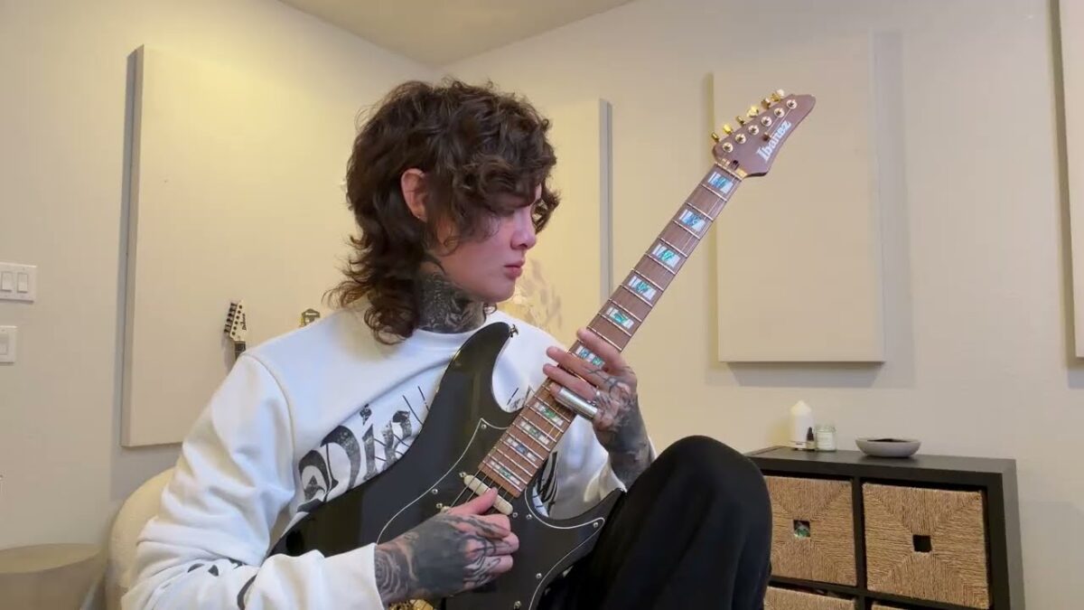 “J’espère rapidement trouver comment l’intégrer à mon jeu” : Tim Henson (Polyphia) explore la guitare slide