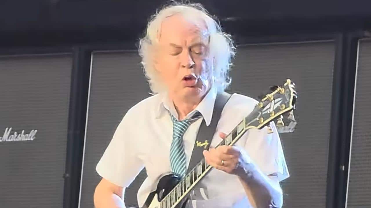 Pas de concert d’AC/DC à Toronto, mais Angus Young signe… un bébé