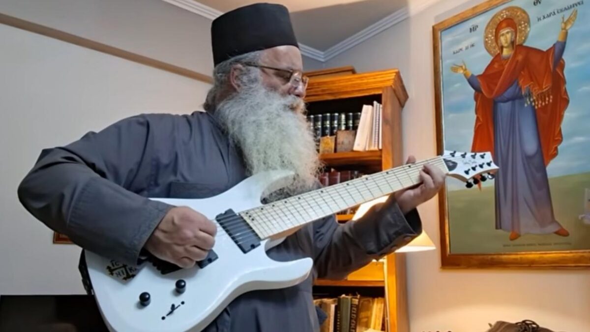 « Je me disais que pas un seul exemplaire ne se vendrait » : un prêtre orthodoxe grec devient un phénomène metal mondial