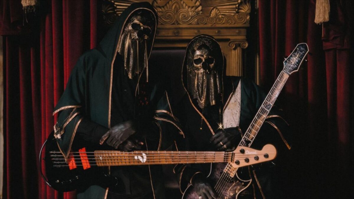 Une guitare accordée une octave plus bas : Sleep Token dévoile les instruments signature de III et IV