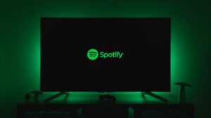 Spotify va étiqueter les artistes IA (et les écarter de ses recommandations)