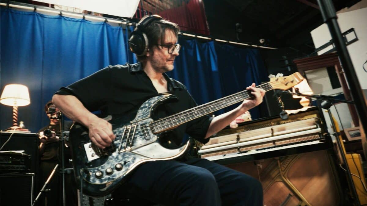 « Tout ce qu’un logiciel ne peut pas créer » : Steven Wilson dévoile son étrange nouvel album, Requiem For A Village