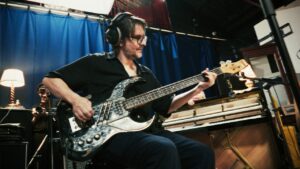 « Tout ce qu’un logiciel ne peut pas créer » : Steven Wilson dévoile son étrange nouvel album, Requiem For A Village