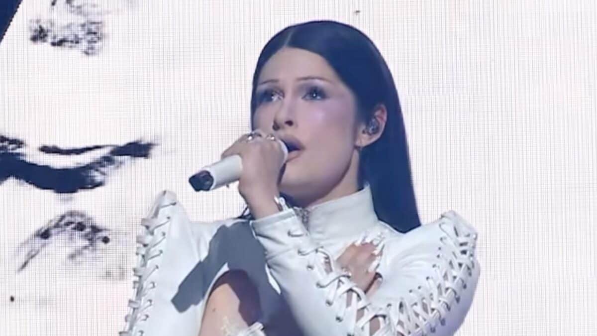 Courtney LaPlante (Spiritbox) et Oli Sykes (Bring Me The Horizon) réunis sur scène à Shanghai : découvrez leur première performance live de If The Sun Burns Out Tonight