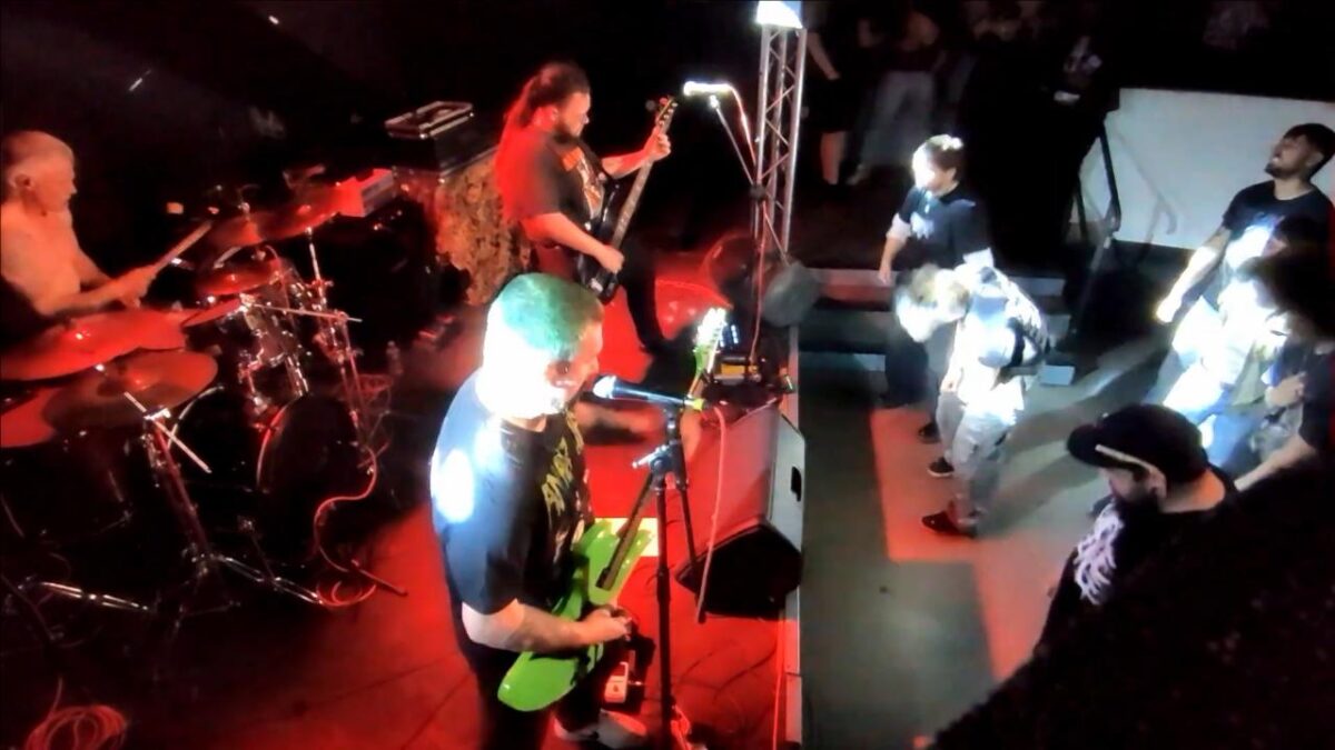Du death metal bien crasseux filmé dans un bar : Death Whore dévoile une nouvelle performance live