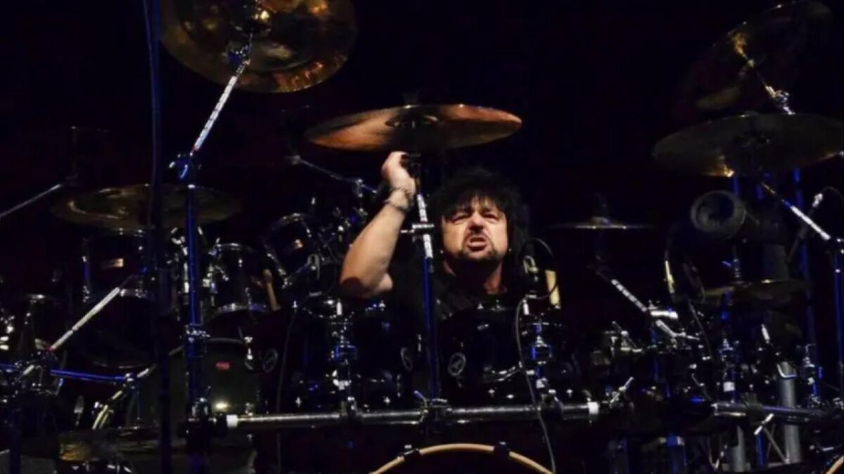 Saxon : Nigel Durham, ancien batteur du groupe et musicien sur l’album Destiny, est mort à 61 ans