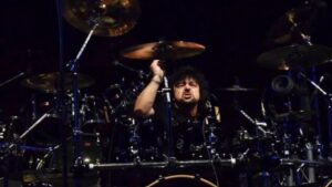 Saxon : Nigel Durham, ancien batteur du groupe et musicien sur l’album Destiny, est mort à 61 ans