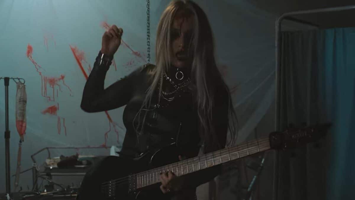 « Halloween, c’est ma fête préférée » : Sophie Lloyd reprend Avenged Sevenfold dans un bunker abandonné