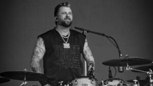 « La mauvaise nouvelle, c’est que je ne pourrai pas jouer de batterie… » : le batteur de Three Days Grace doit se faire opérer en urgence, son remplaçant annoncé